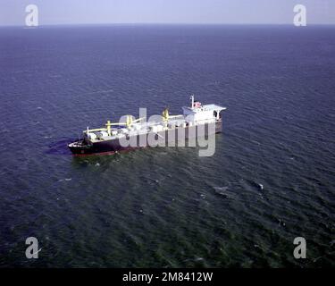 Una vista elevata di prua portuale della nave di preposizionamento marittimo USNS LT. JOHN P. BOBO (T-AK-3008) IN CORSO. Paese: Sconosciuto Foto Stock