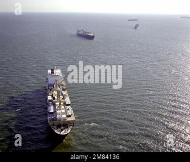 Una vista elevata di prua portuale della nave marittima di preposizionamento USNS 2nd LT. JOHN P. BOBO (T-AK-3008) IN CORSO. Paese: Sconosciuto Foto Stock