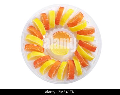 Marmellata in forma di fettine di limone e arancio in confezione di plastica isolata su sfondo bianco, vista dall'alto Foto Stock