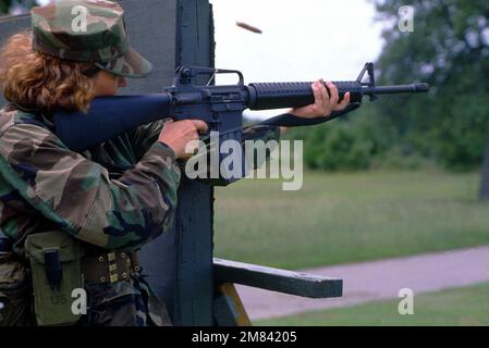 Una donna Marine Recruit spara un fucile M-16A2 da una posizione eretta durante l'addestramento di base presso il Marine Corps Recruit Depot. Base: USMC Recruit Depot,Parris Island Stato: South Carolina (SC) Paese: Stati Uniti d'America (USA) Foto Stock