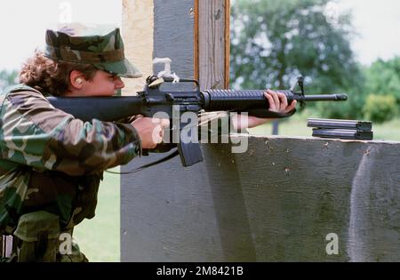 Una donna Marine Recruit spara un fucile M-16A2 da una posizione eretta durante l'addestramento di base presso il Marine Corps Recruit Depot. Base: USMC Recruit Depot,Parris Island Stato: South Carolina (SC) Paese: Stati Uniti d'America (USA) Foto Stock