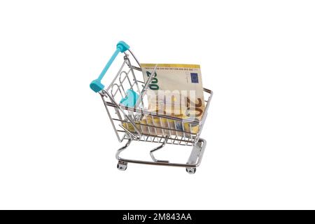 Einkaufswagen wie im Supermarkt, hier mit Euroseinen oder Kleingeld gefüllt. Symbolbild, freigestellt. Foto Stock