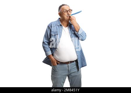 Uomo maturo casual che soffia un corno partito isolato su sfondo bianco Foto Stock