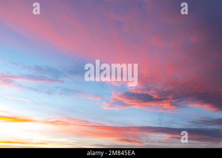Un cielo viola intenso, l'immagine è più chiara nell'immagine in basso a sinistra e si estende in alto a destra. Foto Stock