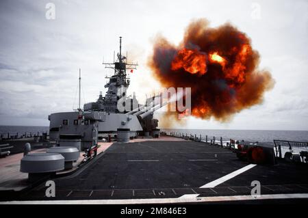 Un salvo è sparato dalla torretta di pistola di calibro 7 16-inch/50 di Marco n° 3 a bordo della nave da guerra USS IOWA (BB-61). La torretta è addestrata il più avanti possibile sul lato destro con le pistole elevate al livello dei lanciatori blindati del missile Tomahawk BGM-109. Le pistole vengono lanciate per determinare la resistenza alla sovrapressione del lanciatore. Quarta vista in una serie di cinque. Paese: Sconosciuto Foto Stock