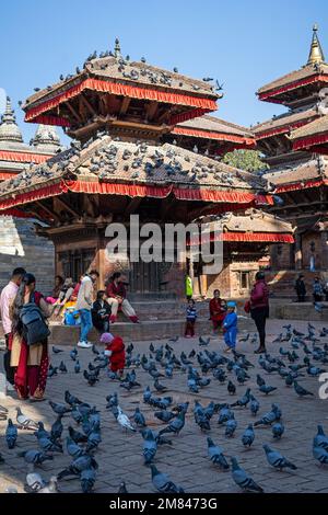 Kathmandu, Nepal - 5th dicembre 2022 - persone che visitano Durbar Square, un complesso di templi e campi aperti. Patrimonio dell'umanità dell'UNESCO. Foto Stock