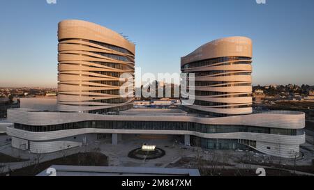 Addis Abeba. 8th Jan, 2023. Questa foto aerea scattata il 8 gennaio 2023 mostra la sede centrale dei Centri africani per il controllo e la prevenzione delle malattie (Africa CDC) ad Addis Abeba, Etiopia. Mercoledì si è tenuta una cerimonia che segna il completamento del progetto di quartier generale del CDC Africa assistita dalla Cina nel sobborgo meridionale di Addis Abeba. Credit: Dang Honglai/Xinhua/Alamy Live News Foto Stock