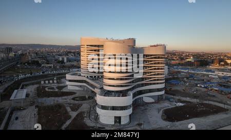 Addis Abeba. 8th Jan, 2023. Questa foto aerea scattata il 8 gennaio 2023 mostra la sede centrale dei Centri africani per il controllo e la prevenzione delle malattie (Africa CDC) ad Addis Abeba, Etiopia. Mercoledì si è tenuta una cerimonia che segna il completamento del progetto di quartier generale del CDC Africa assistita dalla Cina nel sobborgo meridionale di Addis Abeba. Credit: Dang Honglai/Xinhua/Alamy Live News Foto Stock