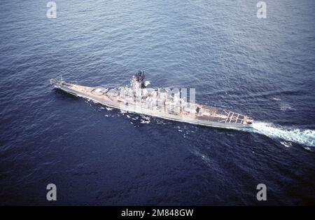 Un'elevata vista del quartiere portuale della nave da guerra USS IOWA (BB 61) in corso al largo della costa della Virginia. Paese: Oceano Atlantico (AOC) Foto Stock