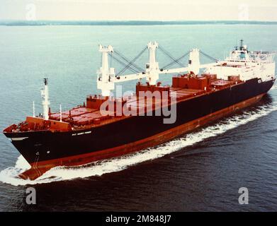 Una vista rialzata della prua portuale della nave marittima di preposizionamento USNS PVT. HARRY FISHER (T-AK 3004) IN CORSO. Paese: Sconosciuto Foto Stock