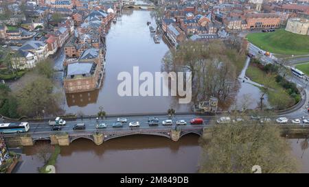 Il fiume Ouse a York ha fatto esplodere le sue banche inondando gli edifici nel centro di York, York, Regno Unito. 12th Jan, 2023. (Foto di Mark Cosgrove/News Images) a York, Regno Unito, il 1/12/2023. (Foto di Mark Cosgrove/News Images/Sipa USA) Credit: Sipa USA/Alamy Live News Foto Stock