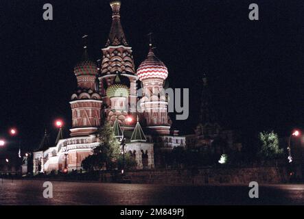 Una vista notturna sul lato inferiore della Cattedrale dell'intercessione (Santa Basilio la Chiesa Beata) situata all'estremità sud della Piazza Rossa. Questa ex chiesa greco-ortodossa è ora un museo del comunismo sovietico. Base: Moscow Paese: Russia (RUS) Foto Stock