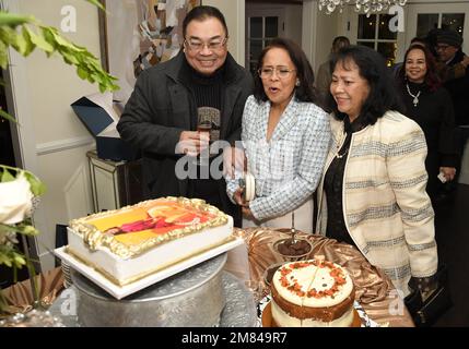 Los Angeles, Stati Uniti. 11th Jan, 2023. (L-R) designer di moda David Tupaz, Dolly de Leon e responsabile vendite internazionali & acquisizioni di TBA Studios, Cindy Sison guardare la torta Dolly de Leon di dolci alla sera di gioia per DOLLY DE LEON tenuto in Una residenza privata a Los Angeles, CA Mercoledì, ?Gennaio 11, 2023. (Foto di Sthanlee B. Mirador/Sipa USA) Credit: Sipa USA/Alamy Live News Foto Stock