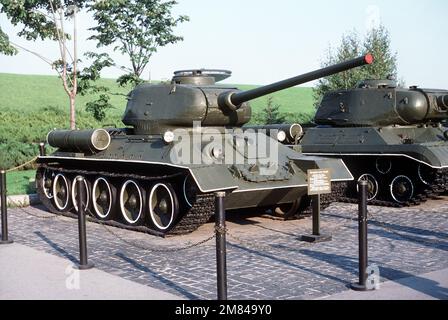 Vista frontale destra di un serbatoio T-34/85 sovietico dotato di serbatoi di carburante esterni aggiuntivi e di una pistola 85mm in esposizione sul terreno del complesso commemorativo dello Stato ucraino. Base: Kiev Paese: U.S.R. (DOM) Foto Stock