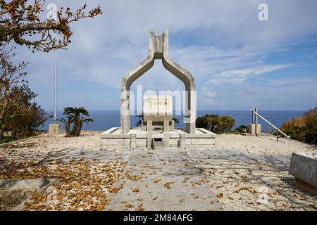 Torre di Okayama (岡山の塔), monumento della prefettura di Okayama per i morti di guerra (eretta nel 1965); Parco di preghiera per la Pace di Okinawa, Imoman, Okinawa, Giappone Foto Stock