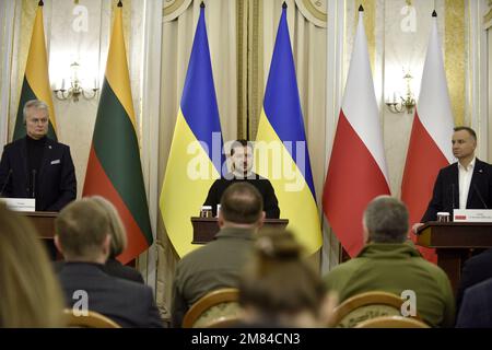 Non esclusiva: LVIV, UCRAINA - 11 GENNAIO 2023 - Presidente della Repubblica di Lituania Gitanas Nauseda, Presidente dell'Ucraina Volodymyr Zelenskyy e. Foto Stock