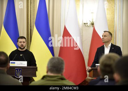 Non esclusiva: LVIV, UCRAINA - 11 GENNAIO 2023 - Presidente dell'Ucraina Volodymyr Zelenskyy (L) e Presidente della Repubblica di Polonia Andrzej Duda AT Foto Stock