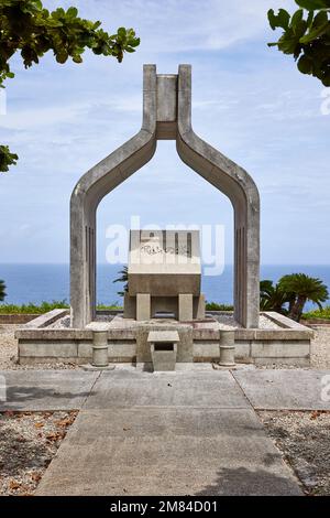 Torre di Okayama (岡山の塔), monumento della prefettura di Okayama per i morti di guerra (eretta nel 1965); Parco di preghiera per la Pace di Okinawa, Imoman, Okinawa, Giappone Foto Stock