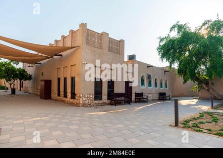 Il quartiere storico di Shindagha nel quartiere di Dubai Creek è una popolare attrazione turistica e turistica negli Emirati Arabi Uniti. Vecchia Dubai. Foto Stock