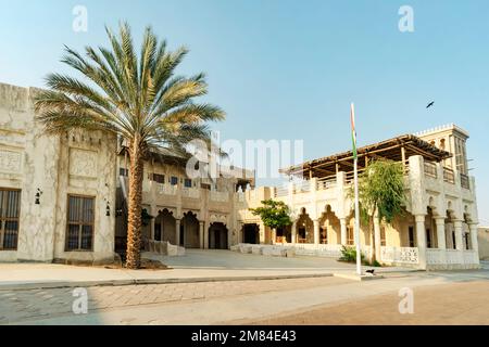 Il quartiere storico di Shindagha nel quartiere di Dubai Creek è una popolare attrazione turistica e turistica negli Emirati Arabi Uniti. Vecchia Dubai. Foto Stock