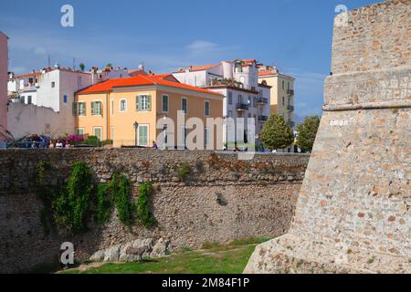 Ajaccio, Francia - 25 agosto 2018: Ajaccio città vecchia vista con asini vicino al vecchio muro di pietra della Citadelle Foto Stock