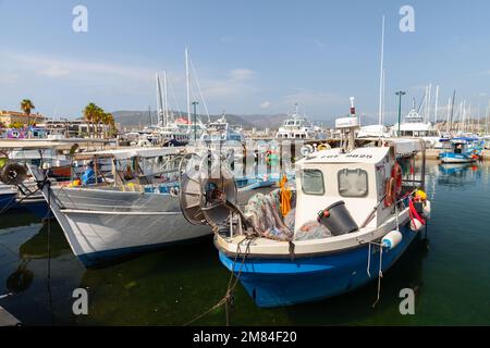 Ajaccio, Francia - 25 agosto 2018: Piccole barche da pesca sono ormeggiate nel porto di Ajaccio in una giornata di sole Foto Stock