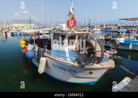 Ajaccio, Francia - 25 agosto 2018: La barca da pesca è ormeggiata nel porto di Ajaccio in una giornata estiva di sole Foto Stock