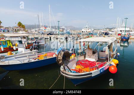 Ajaccio, Francia - 25 agosto 2018: Barca da pesca con reti da essiccazione è ormeggiata nel porto di Ajaccio in una giornata di sole Foto Stock