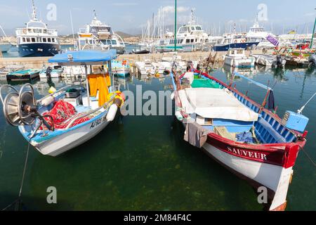 Ajaccio, Francia - 25 agosto 2018: Piccole barche da pesca sono ormeggiate nel porto di Ajaccio Foto Stock