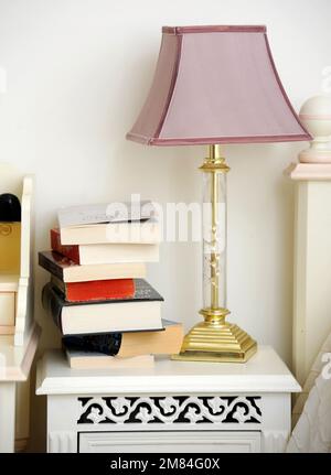 Libri su un comodino. Foto Stock