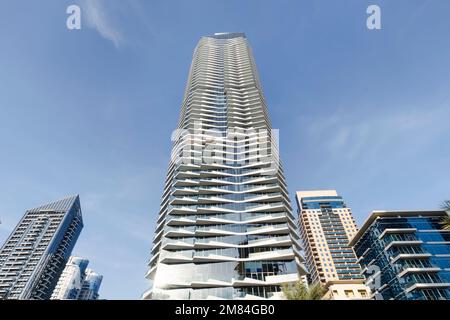Alto edificio in vetro e acciaio. un alto grattacielo residenziale contro il cielo Foto Stock