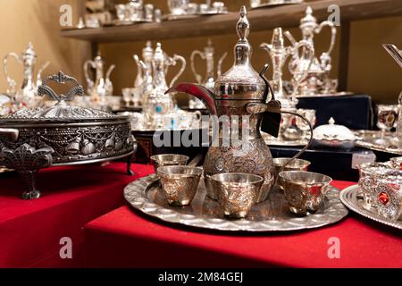 Vari colorati e costosi souvenir al banco del negozio presso il bazar nella città di Dubai Emirati Arabi Uniti. Mercato Souk Madinat Jumeirah Foto Stock