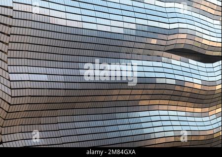 Nimes, Occitanie, Francia, 12 31 2022 - Abstract modelli della facciata del Musee de Romanite, il Museo Romano Foto Stock