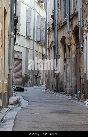 Nimes, Occitanie, Francia, 12 31 2022 - facciate di una strada stretta nel centro storico Foto Stock