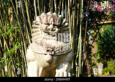 Statua del leone nei giardini vicino alla baia di Singapore Foto Stock