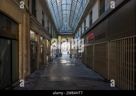 Nimes, Occitanie, Francia, 12 31 2022 - Interior design delle Halles de Nimes, un mercato centrale Foto Stock