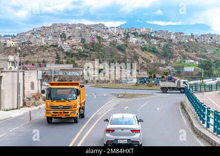 Quito, Ecuador - 26 settembre 2022: Traffico automobilistico in città Foto Stock