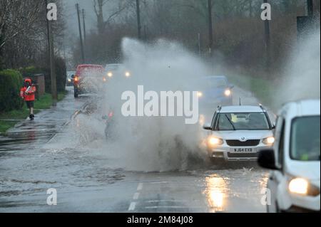 Automobili Vans moto tutti catturati fuori come la strada è pesantemente allagata sul A370 angolo di Rhodyate Lane nel Somerset Nord. Picture Credit: Robert Timoney/Alamy Live News Foto Stock