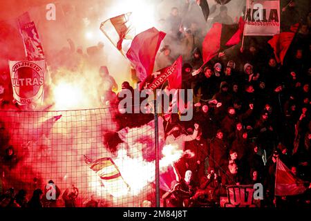 DEN BOSCH - Fuochi d'artificio durante il 2nd° round della Toto KNVB Cup tra FC Den Bosch e Ajax allo Stadion De Vliert il 11 gennaio 2023 a Den Bosch, Olanda. ANP BART STOUTJESDYK Foto Stock