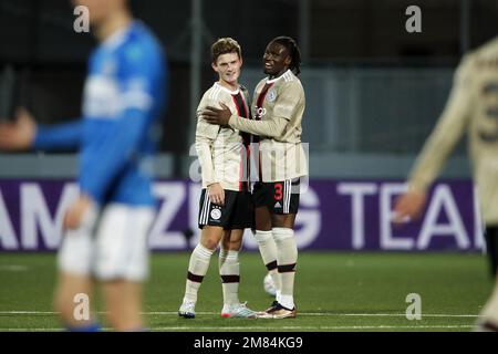 DEN BOSCH - (lr) Kristian Hlynsson di Ajax, Calvin Bassey di Ajax durante il 2nd° round della Toto KNVB Cup tra FC Den Bosch e Ajax allo Stadion De Vliert il 11 gennaio 2023 a Den Bosch, Paesi Bassi. ANP BART STOUTJESDYK Foto Stock