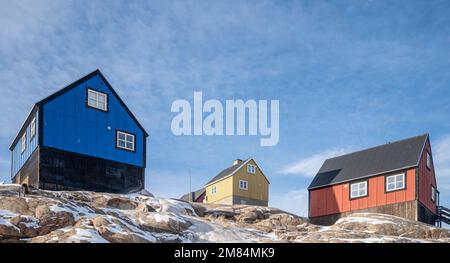 Case colorate aggrappate al lato della montagna a Uummannaq nella Groenlandia occidentale Foto Stock