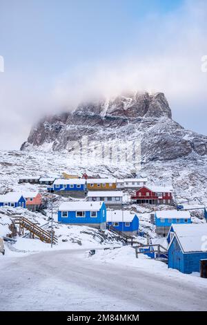 Case colorate aggrappate al lato della montagna a Uummannaq nella Groenlandia occidentale Foto Stock