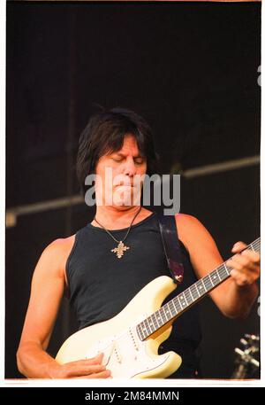 La leggenda della chitarra JEFF BECK supporta Sting suonando al Cardiff Castle in Galles, Regno Unito, 27 luglio 2001. Fotografia: Rob Watkins Foto Stock