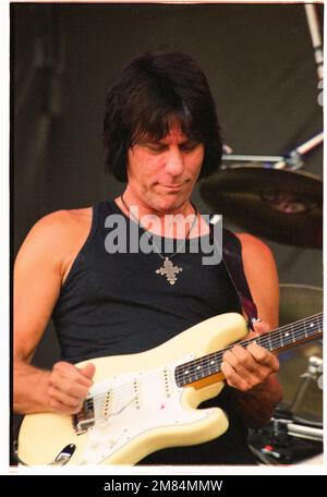 La leggenda della chitarra JEFF BECK supporta Sting suonando al Cardiff Castle in Galles, Regno Unito, 27 luglio 2001. Fotografia: Rob Watkins Foto Stock