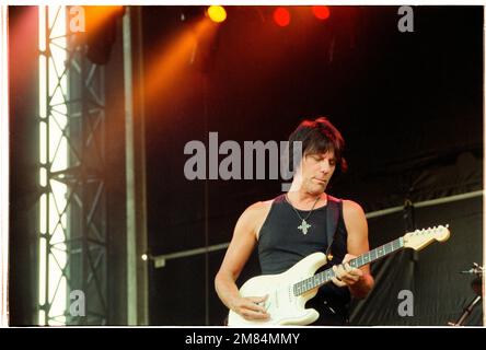 La leggenda della chitarra JEFF BECK supporta Sting suonando al Cardiff Castle in Galles, Regno Unito, 27 luglio 2001. Fotografia: Rob Watkins Foto Stock