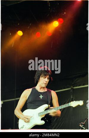 La leggenda della chitarra JEFF BECK supporta Sting suonando al Cardiff Castle in Galles, Regno Unito, 27 luglio 2001. Fotografia: Rob Watkins Foto Stock