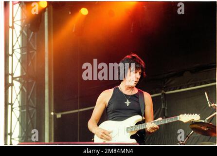 La leggenda della chitarra JEFF BECK supporta Sting suonando al Cardiff Castle in Galles, Regno Unito, 27 luglio 2001. Fotografia: Rob Watkins Foto Stock