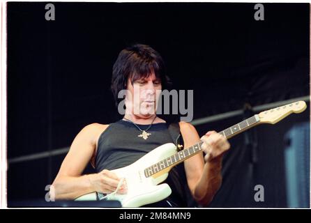 La leggenda della chitarra JEFF BECK supporta Sting suonando al Cardiff Castle in Galles, Regno Unito, 27 luglio 2001. Fotografia: Rob Watkins Foto Stock