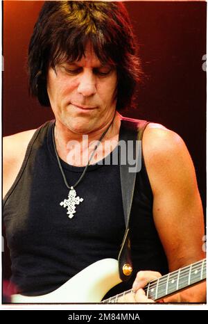 La leggenda della chitarra JEFF BECK supporta Sting suonando al Cardiff Castle in Galles, Regno Unito, 27 luglio 2001. Fotografia: Rob Watkins Foto Stock