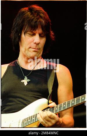 La leggenda della chitarra JEFF BECK supporta Sting suonando al Cardiff Castle in Galles, Regno Unito, 27 luglio 2001. Fotografia: Rob Watkins Foto Stock